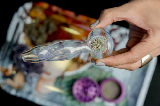 How to Choose the Perfect Glass Pipe for You - House of Cannabis