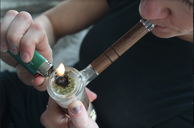 How to Smoke a Marijuana Pipe | PotGuide