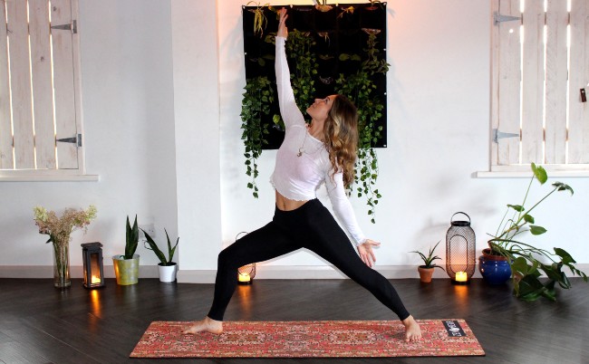A women doing a warrior 2 yoga pose