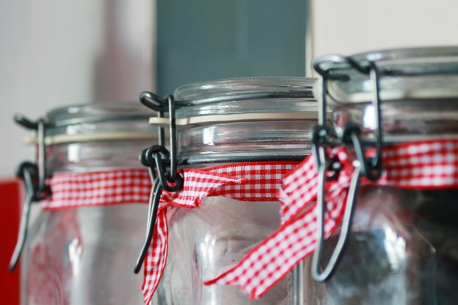 Glass mason jars with airtight lids